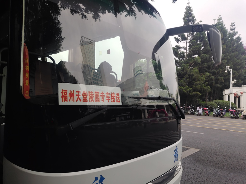 清明接送祭扫.jpg